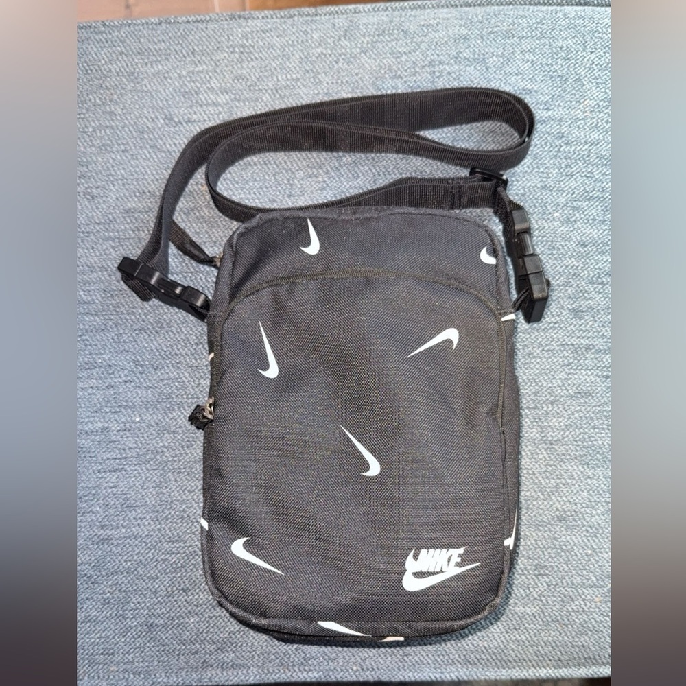 Nike Heritage Crossbody Bag